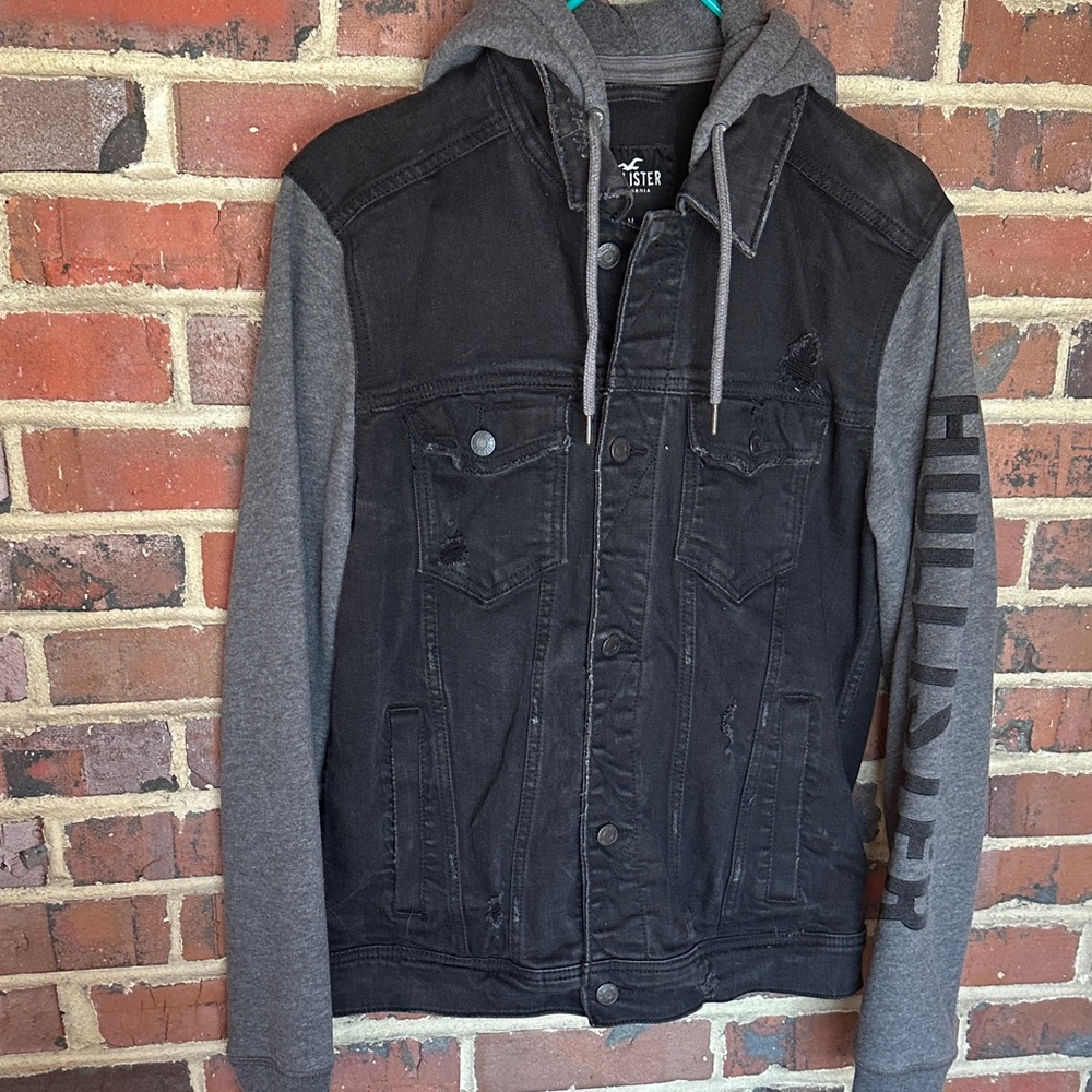 Hollister Men’s Black Hybrid Denim Jacket Hoodie Sleeves Logo P2P 21”  NWOT